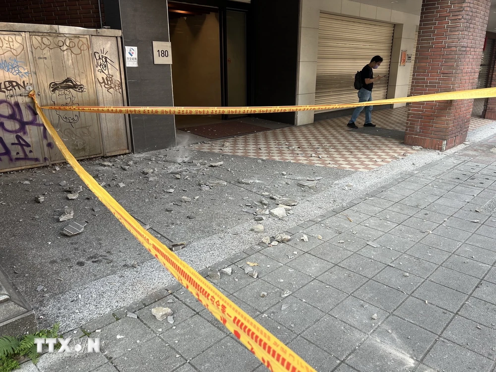 Tòa nhà bị hư hại sau trận động đất ở Đài Bắc, Đài Loan (Trung Quốc), ngày 3/4. (Ảnh: THX/TTXVN)