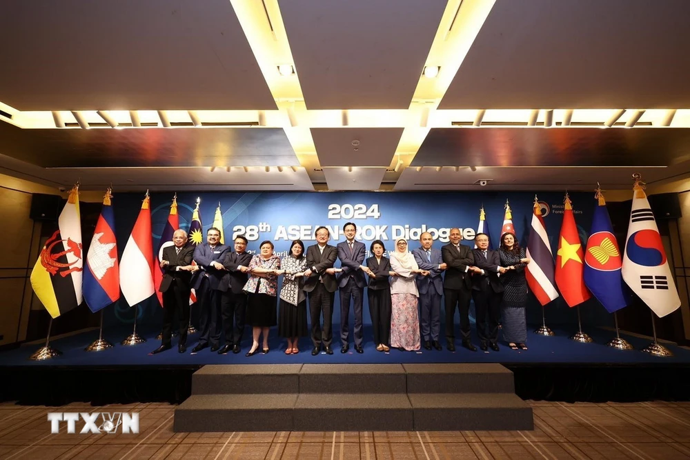 Trưởng SOM, Trưởng đoàn các nước ASEAN và Phó Tổng Thư ký ASEAN chụp ảnh chung. (Ảnh: TTXVN phát)