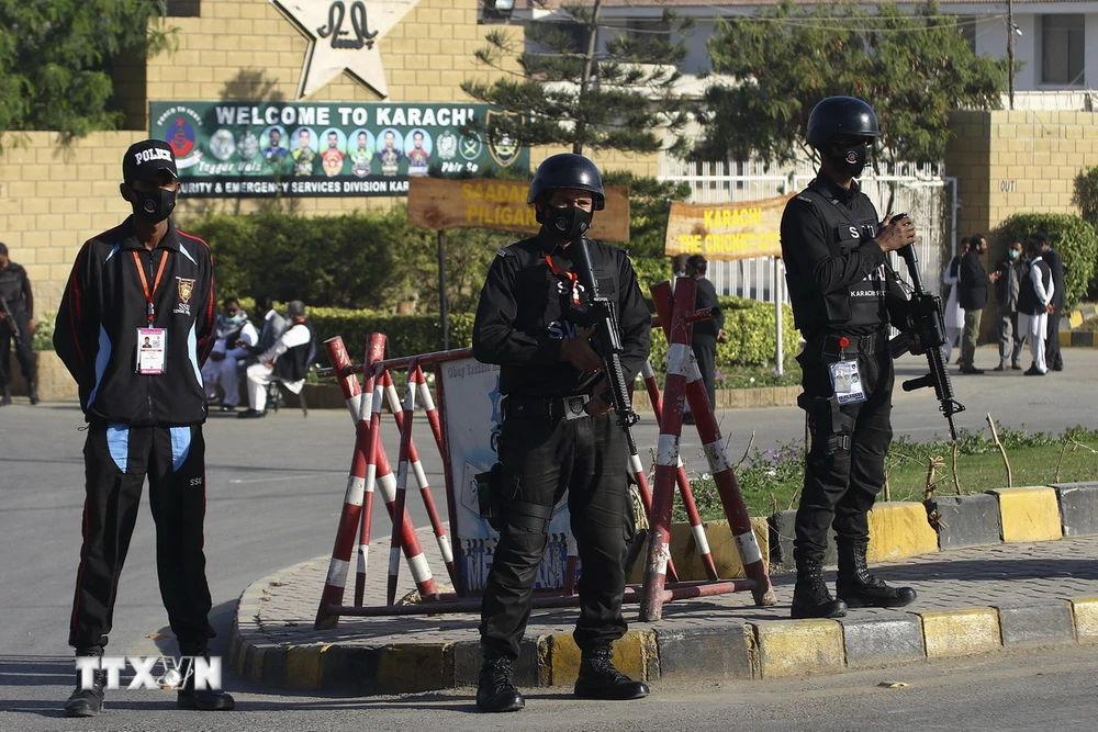 Cảnh sát gác tại Karachi, Pakistan. (Ảnh: AFP/ TTXVN)