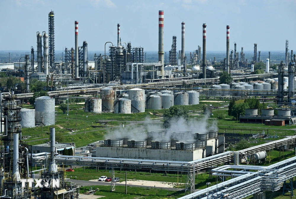 Nhà máy lọc dầu ở gần thị trấn Szazhalombatta, Hungary. (Ảnh: AFP/TTXVN)