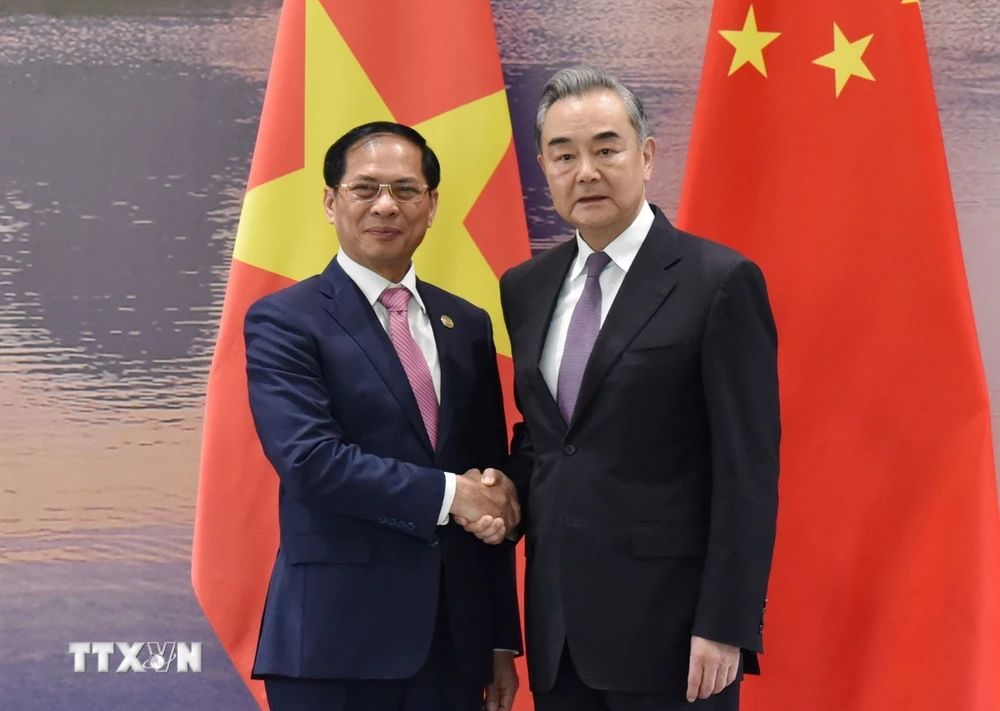 Bộ trưởng Ngoại giao Trung Quốc Vương Nghị đón tiếp Bộ Trưởng Ngoại giao Bùi Thanh Sơn tại Quảng Tây. (Ảnh: Phóng viên TTXVN tại Trung Quốc)