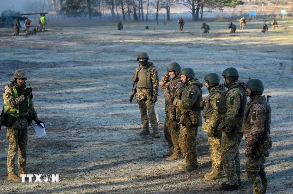 Binh sỹ Ukraine tham gia buổi huấn luyện ở ngoại ô Kiev ngày 21/11/2023. (Ảnh: AFP/TTXVN)