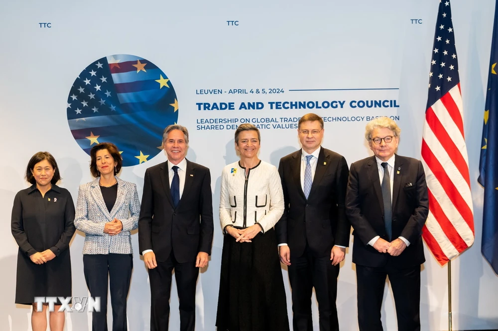 Hội đồng thương mại và công nghệ EU-Mỹ chụp ảnh lưu niệm. (Ảnh: TTXVN phát)
