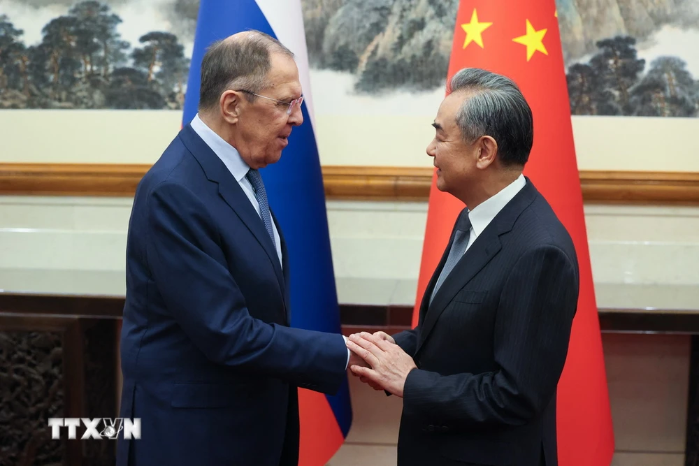 Bộ trưởng Ngoại giao Trung Quốc Vương Nghị (phải) và Ngoại trưởng Nga Sergei Lavrov tại cuộc gặp ở Bắc Kinh ngày 16/10/2023. (Ảnh: AFP/TTXVN)