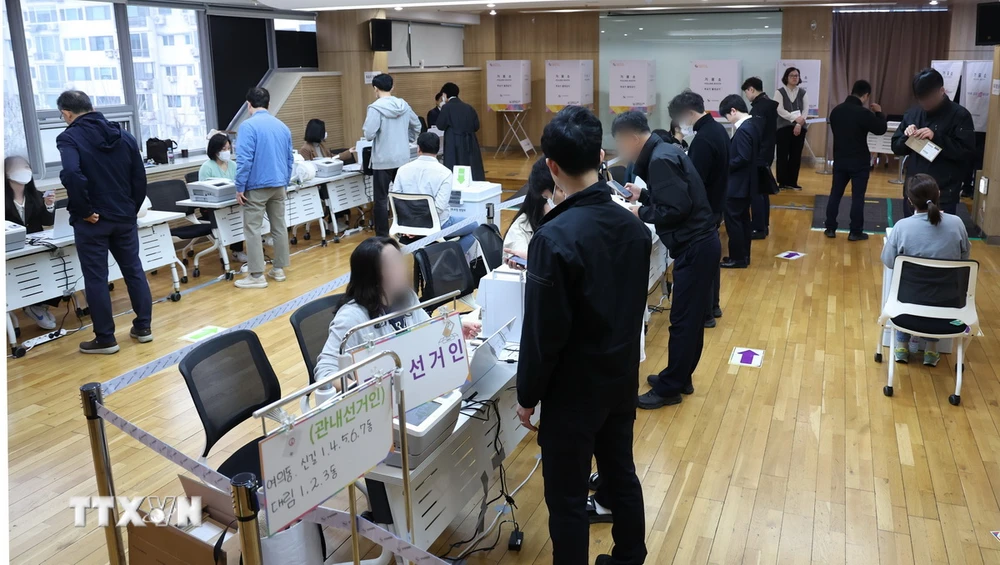 Cử tri bỏ phiếu sớm bầu Quốc hội khóa 22 của Hàn Quốc tại Seoul, ngày 5/4/2024. (Ảnh: Yonhap/TTXVN)
