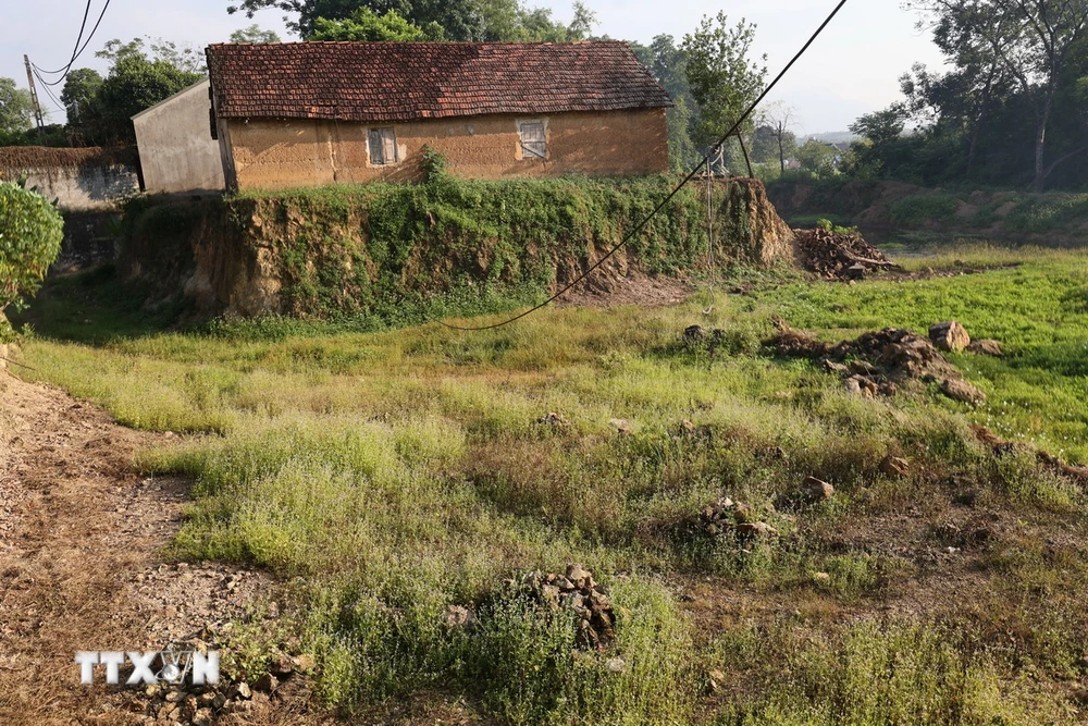 Ngôi nhà chơ vơ trên đồi tại xã Phú Sơn (Ba Vì, Hà Nội) bị múc đất nham nhở. (Ảnh: Nguyễn Văn Cảnh/TTXVN)