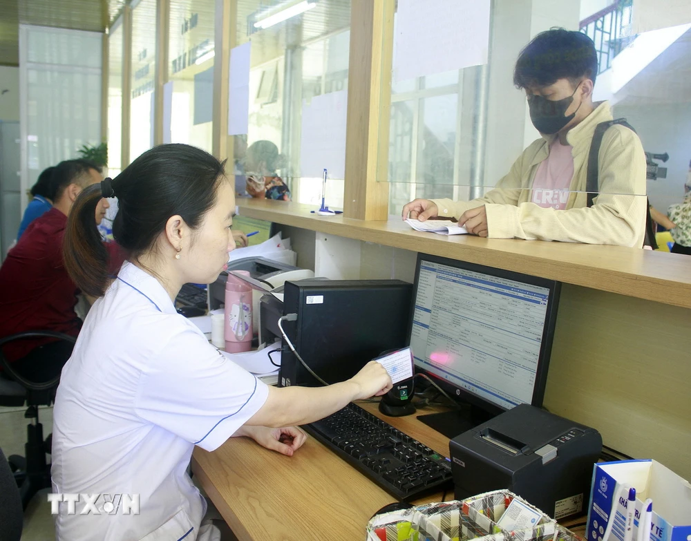 Khám chữa bệnh bảo hiểm y tế bằng căn cước công dân gắn chíp tại Trung tâm Y tế huyện Gia Viễn, tỉnh Ninh Bình. (Ảnh: Thùy Dung/TTXVN)