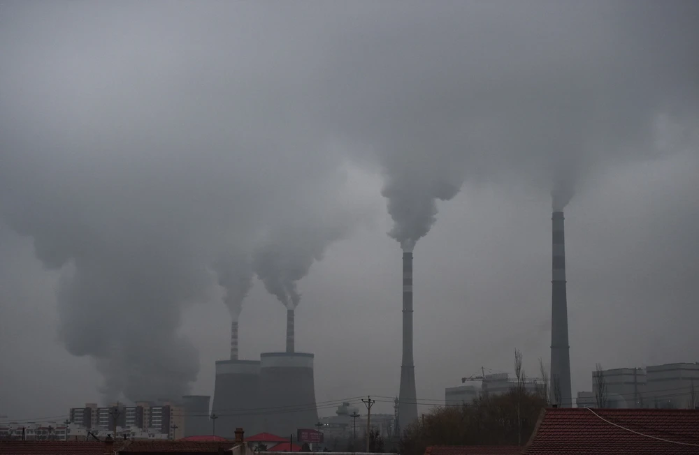 Khói thải bốc lên tại nhà máy điện than gần Đại Đồng, tỉnh Sơn Tây, Trung Quốc. (Ảnh: AFP/TTXVN)