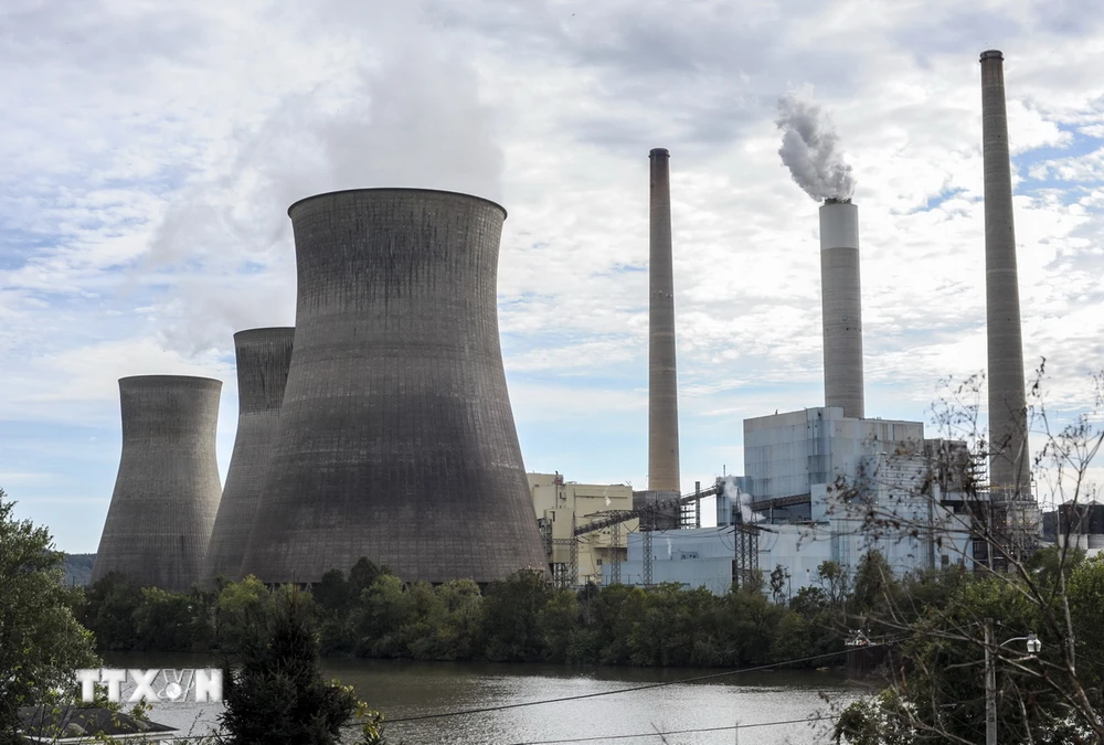 Khí thải bốc lên từ một nhà máy điện ở Winfield, Tây Virginia, Mỹ. (Ảnh: AFP/TTXVN)