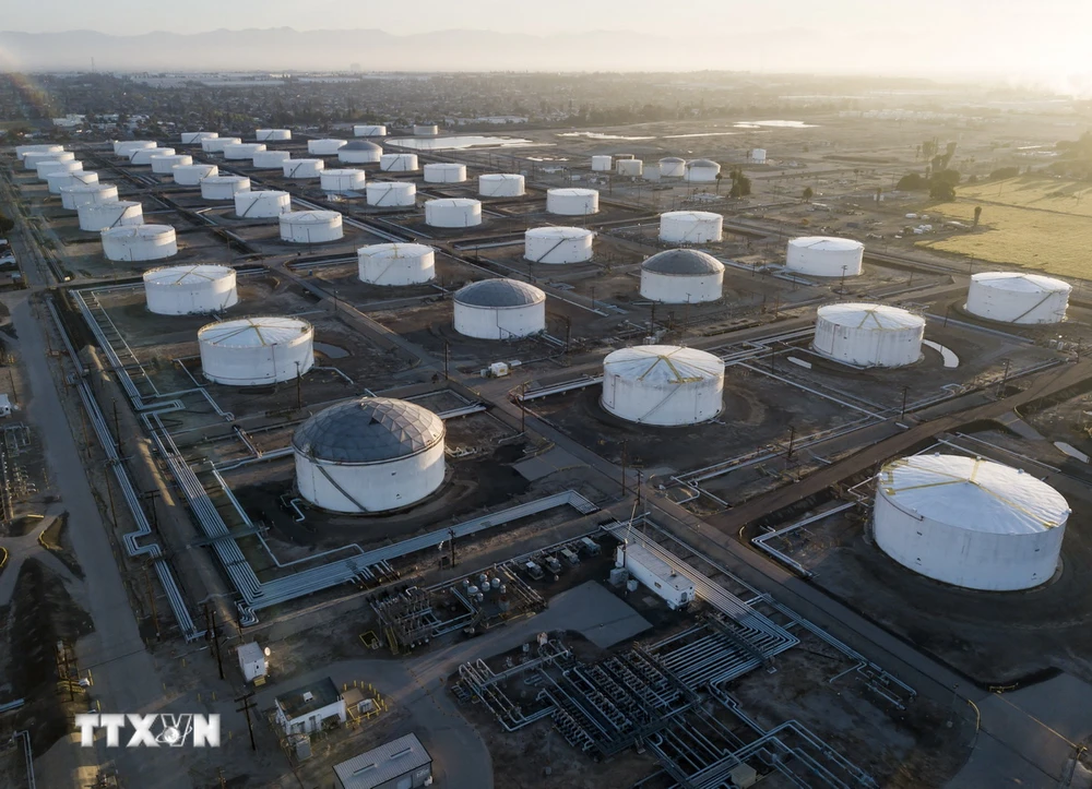 Bể chứa dầu tại kho dự trữ ở Carson, California, Mỹ. (Ảnh: AFP/ TTXVN)