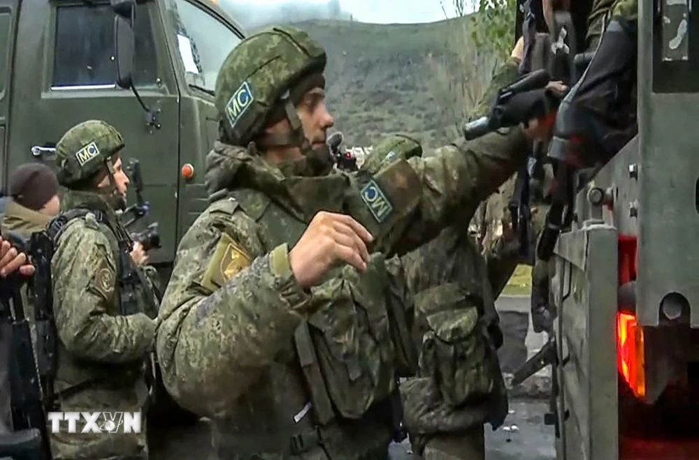Binh sỹ thuộc lực lượng gìn giữ hòa bình Nga tới Azerbaijan. (Ảnh: AFP/TTXVN))