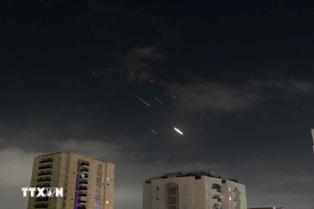 Hệ thống phòng không của Israel đánh chặn vụ tấn công bằng tên lửa trên bầu trời Tel Aviv ngày 14/4. (Ảnh: THX/TTXVN)