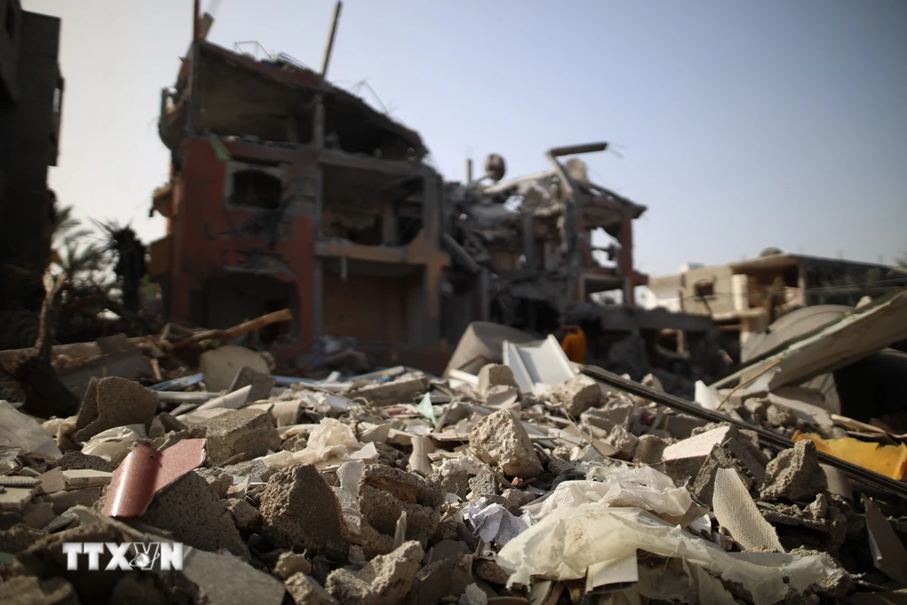 Những tòa nhà bị phá hủy sau cuộc không kích của Israel xuống thành phố Deir el-Balah, Dải Gaza, ngày 24/4. (Ảnh: THX/TTXVN)
