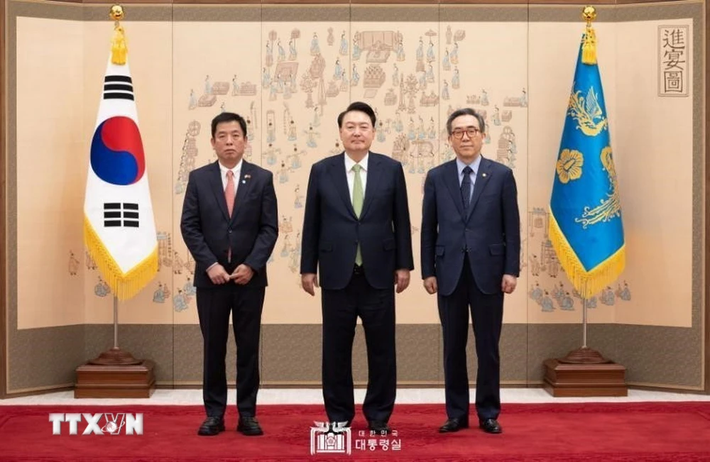 Tổng thống Hàn Quốc Yoon Seok Yeol và Bộ trưởng Ngoại giao Cho Tae Yul tiếp Đại sứ Vũ Hồ. (Ảnh: Văn phòng Tổng thống Hàn Quốc/TTXVN phát)