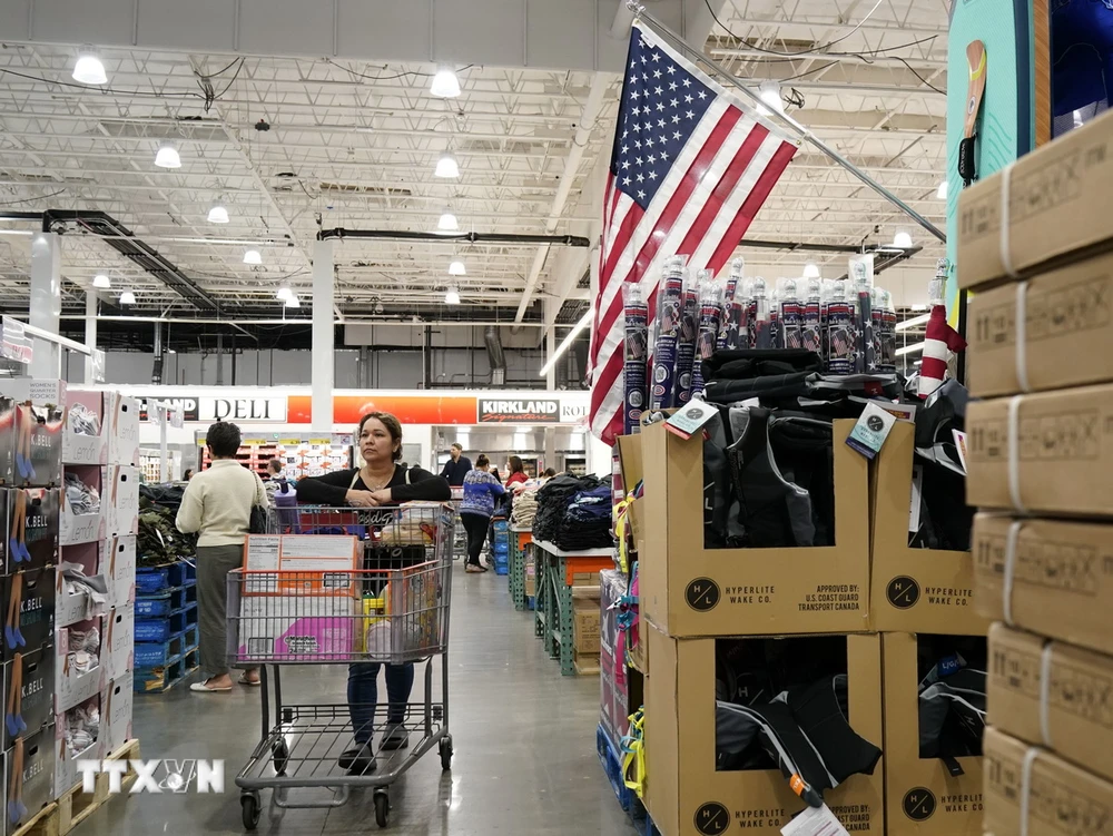Người tiêu dùng mua sắm tại siêu thị ở California, Mỹ. (Ảnh: THX/TTXVN)