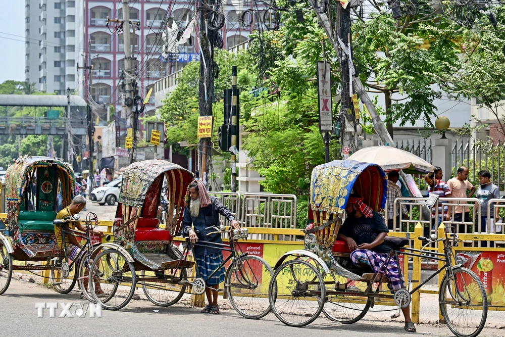 Nắng nóng gay gắt tại Dhaka, Bangladesh. (Ảnh: AFP/TTXVN)