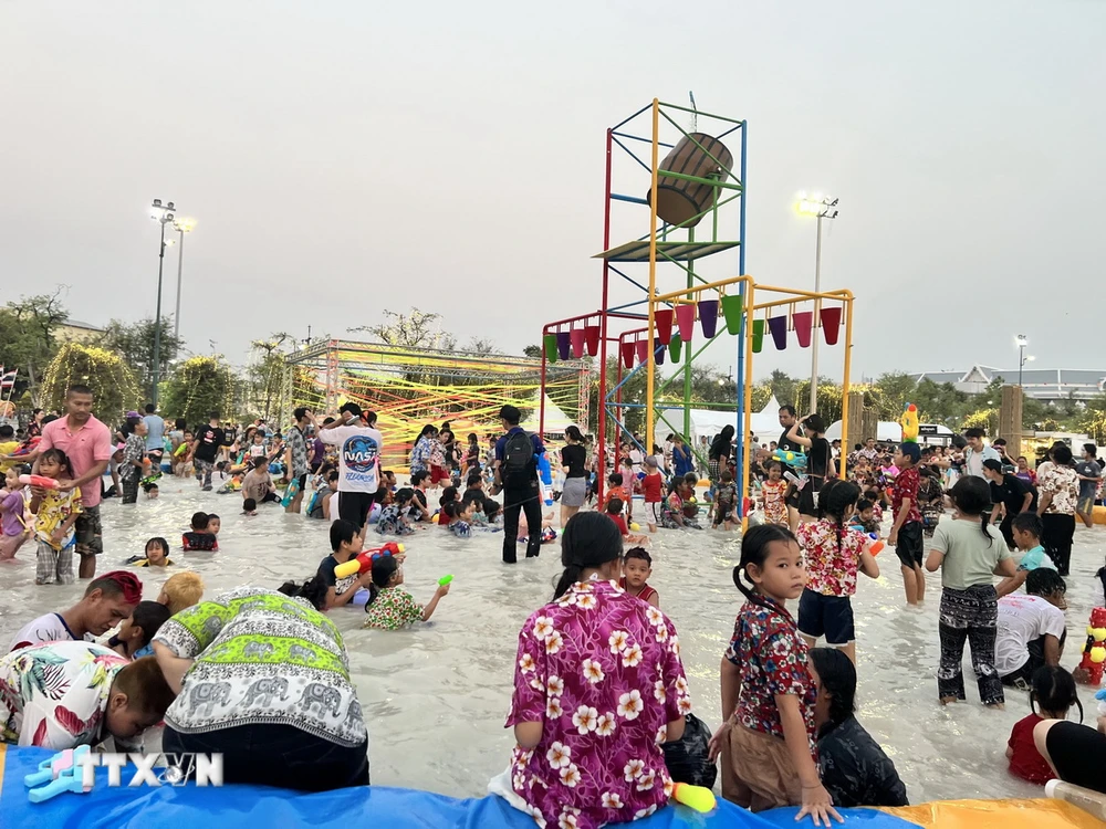 Người dân Thái Lan tại “Đại lễ hội nước thế giới Songkran 2024”. (Ảnh: Đỗ Sinh/TTXVN)