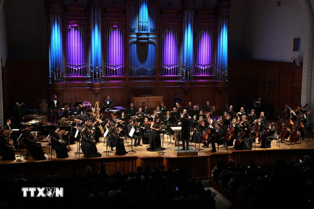 Dàn nhạc giao hưởng hàn lâm quốc gia Moskva thể hiện tác phẩm của nhạc sỹ Lê Tự Minh. (Ảnh: Duy Trinh/TTXVN)