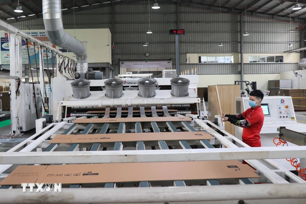 Dây chuyền sản xuất bao bì carton lớn tại Công ty Trách nhiệm hữu hạn Trần Thành, khu công nghiệp Tiên Sơn, huyện Tiên Du, tỉnh Bắc Ninh. (Ảnh: Thái Hùng/TTXVN)