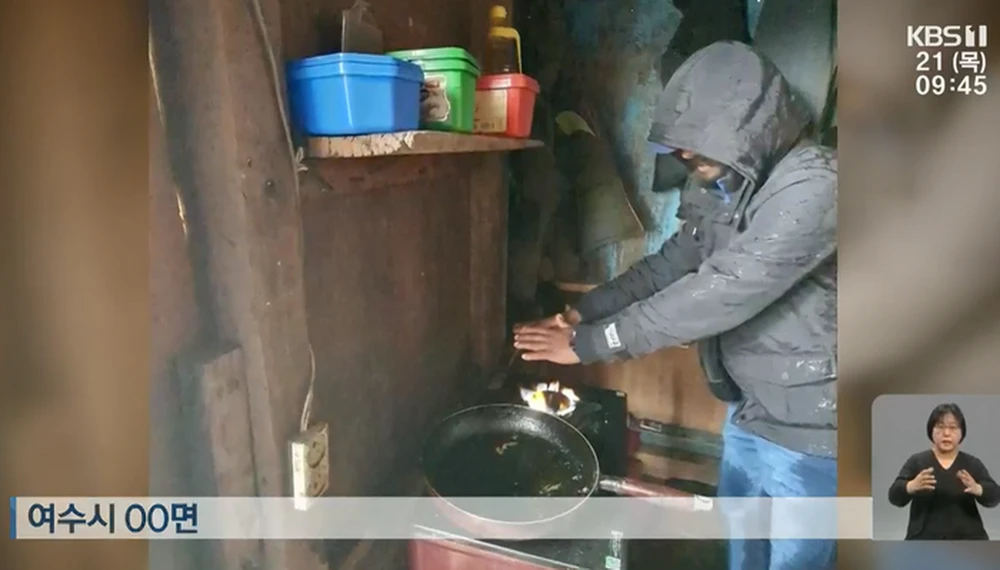 Một người chủ trang trại cá bị phát hiện bắt công nhân của mình sinh sống ở trên sà lan. (Nguồn: KBS)
