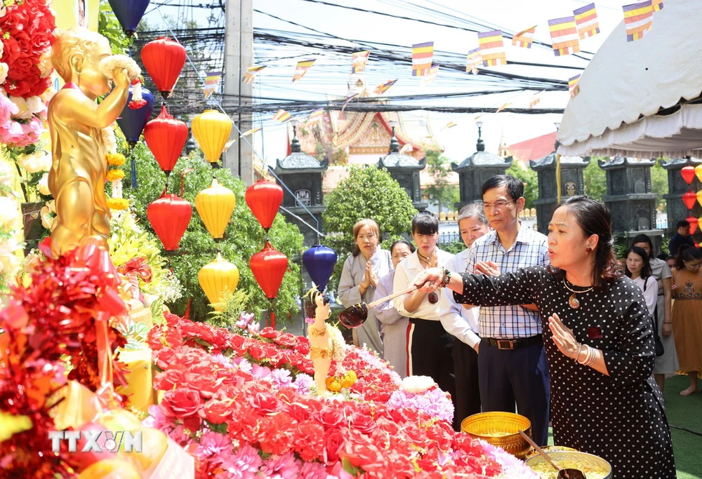 Rất đông cộng đồng người Việt đang làm ăn sinh sống tại Lào tham dự nghi lễ Tắm Phật trong Đại lễ Phật đản Phật lịch 2568. (Ảnh: Phạm Kiên/TTXVN)