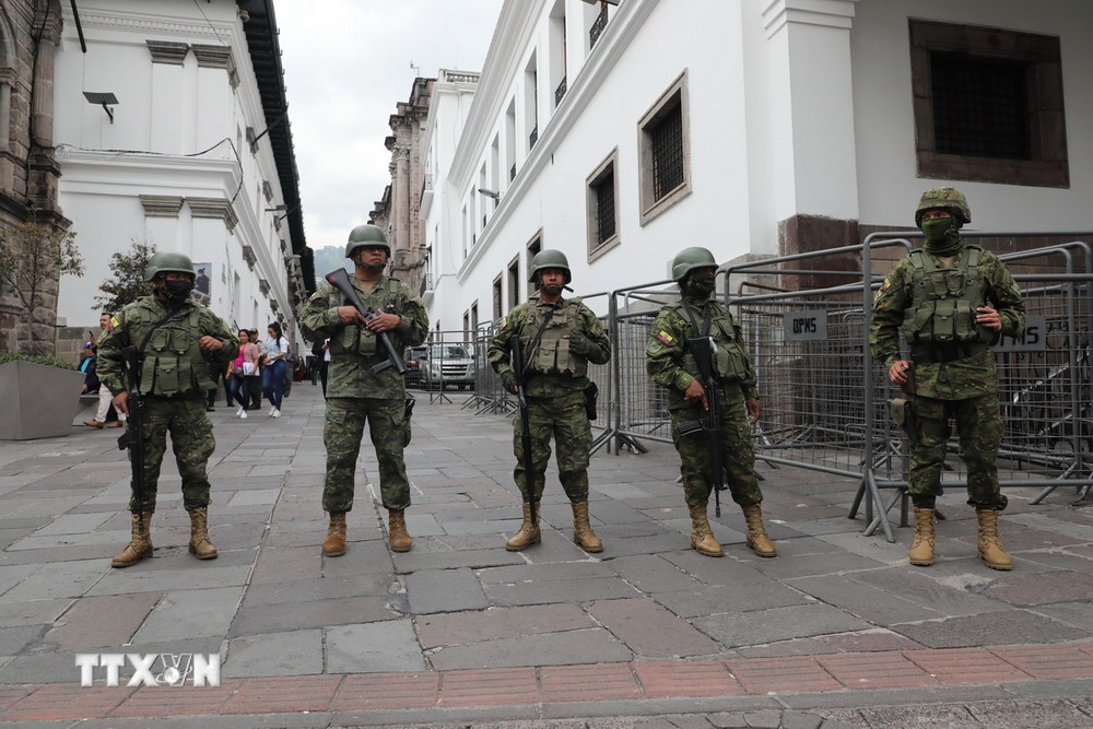 Binh sỹ Ecuador tuần tra tại Quito. (Ảnh: THX/TTXVN)