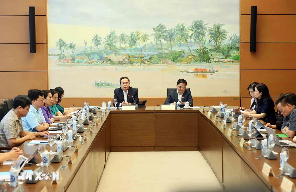 Chủ tịch Quốc hội Trần Thanh Mẫn, đại biểu Quốc hội tỉnh Hậu Giang thảo luận tại tổ. (Ảnh: An Đăng/TTXVN)