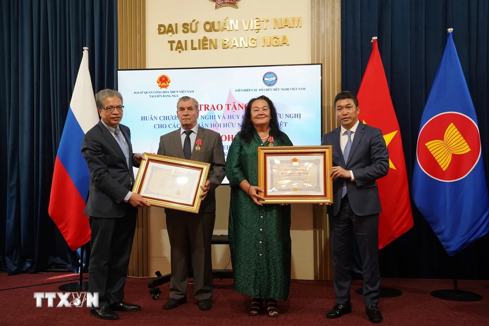 Huân chương Hữu nghị được tặng cho 2 Phó chủ tịch Hội hữu nghị Nga-Việt, bà Regina Bundarina và ông Vladimir Ruvimov. (Ảnh: Duy Trinh/TTXVN)