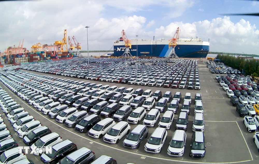 Hoạt động nhập khẩu ôtô qua cảng Hải Phòng. (Ảnh: Hoàng Ngọc/TTXVN)