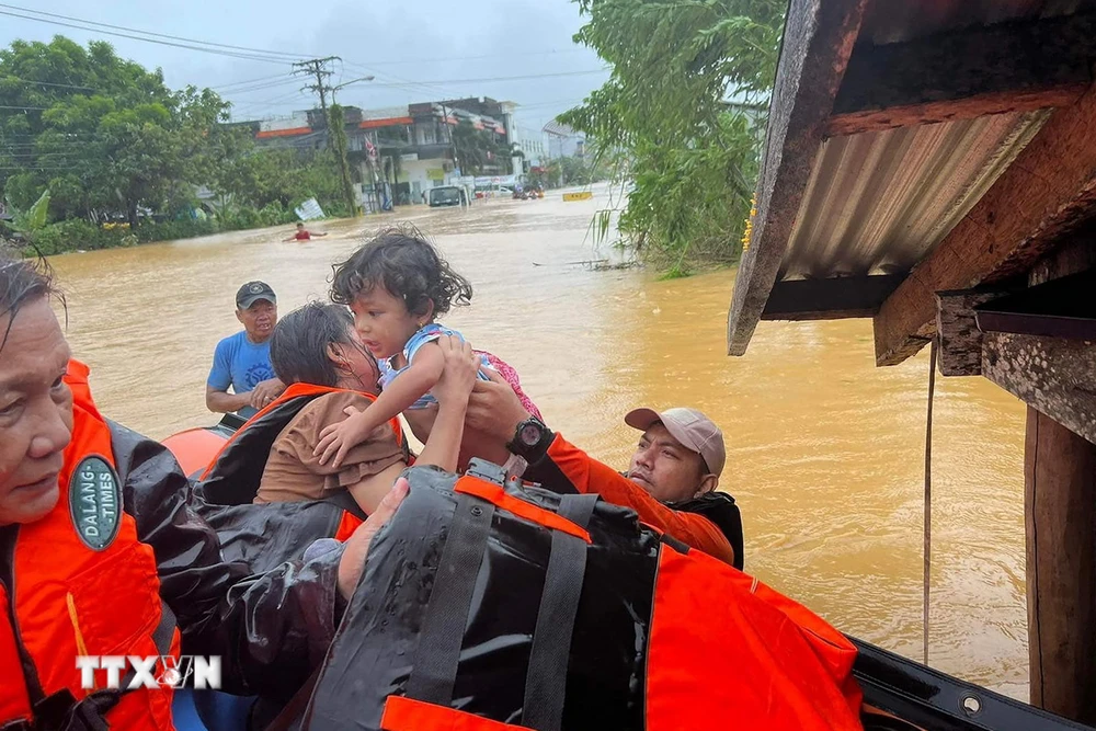 Lực lượng cứu hộ sơ tán em nhỏ khỏi vùng ngập lụt tại thị trấn Catarman, Philippines,. (Ảnh minh họa. AFP/TTXVN)