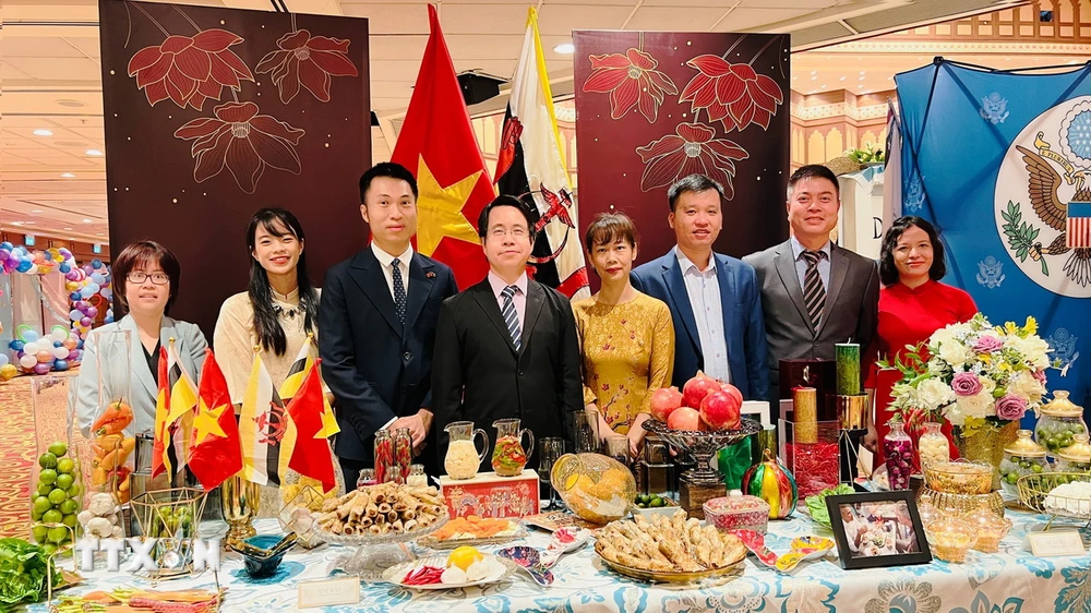 Gian hàng của Đại sứ quán Việt Nam tại Brunei Darussalam với những món ẩm thực Việt Nam đặc sắc. (Ảnh: TTXVN phát)
