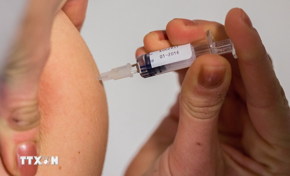 Tiêm vaccine phòng sởi và rubella cho người dân tại Berlin, Đức. (Ảnh: AFP/TTXVN)