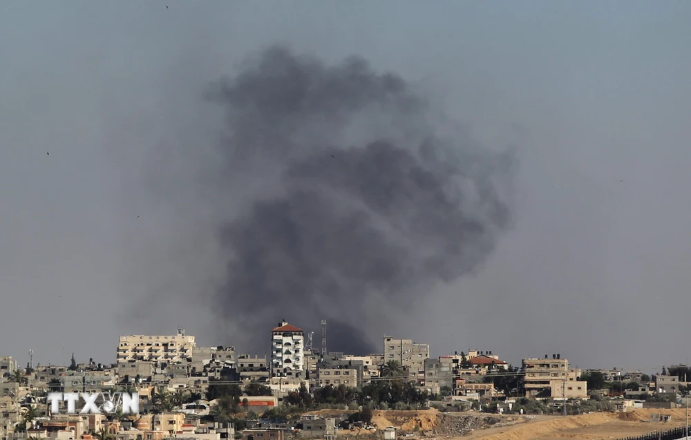 Khói bốc lên sau cuộc không kích của Israel xuống thành phố Rafah, Dải Gaza. (Ảnh: THX/TTXVN)