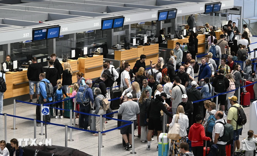 Hành khách tại sân bay Stuttgart ở Leinfelden-Echterdingen, Đức. (Ảnh: AFP/TTXVN)