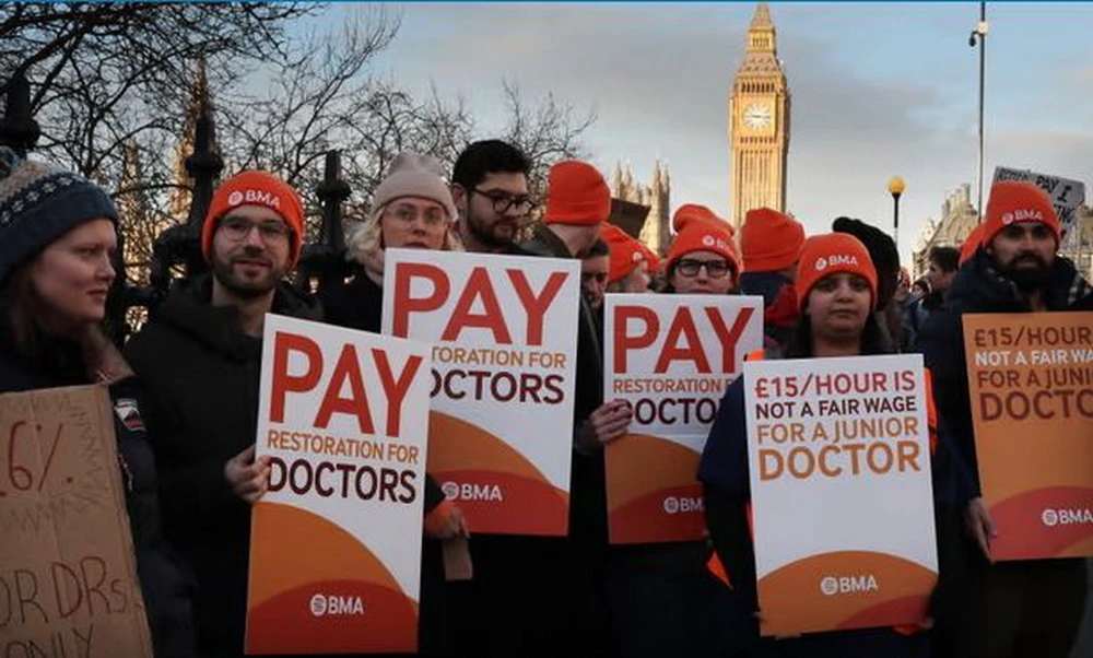 Các bác sỹ trẻ đình công đòi tăng lương. (Nguồn: The Guardian)