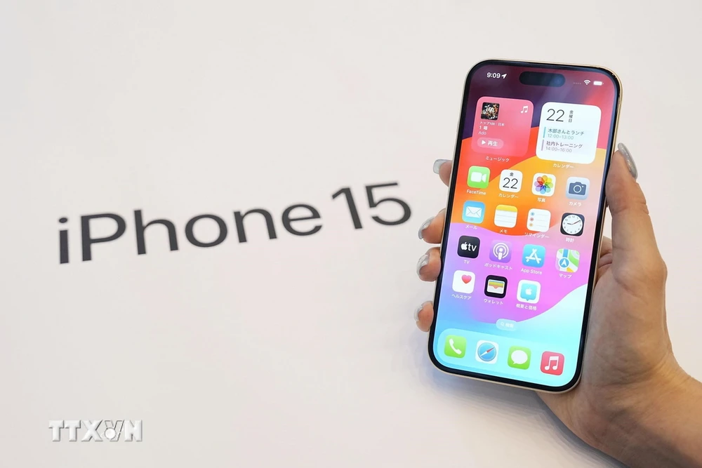Điện thoại iPhone 15 được giới thiệu tại cửa hàng của Apple ở Tokyo, Nhật Bản, ngày 22/9/2023. (Ảnh: Kyodo/TTXVN)