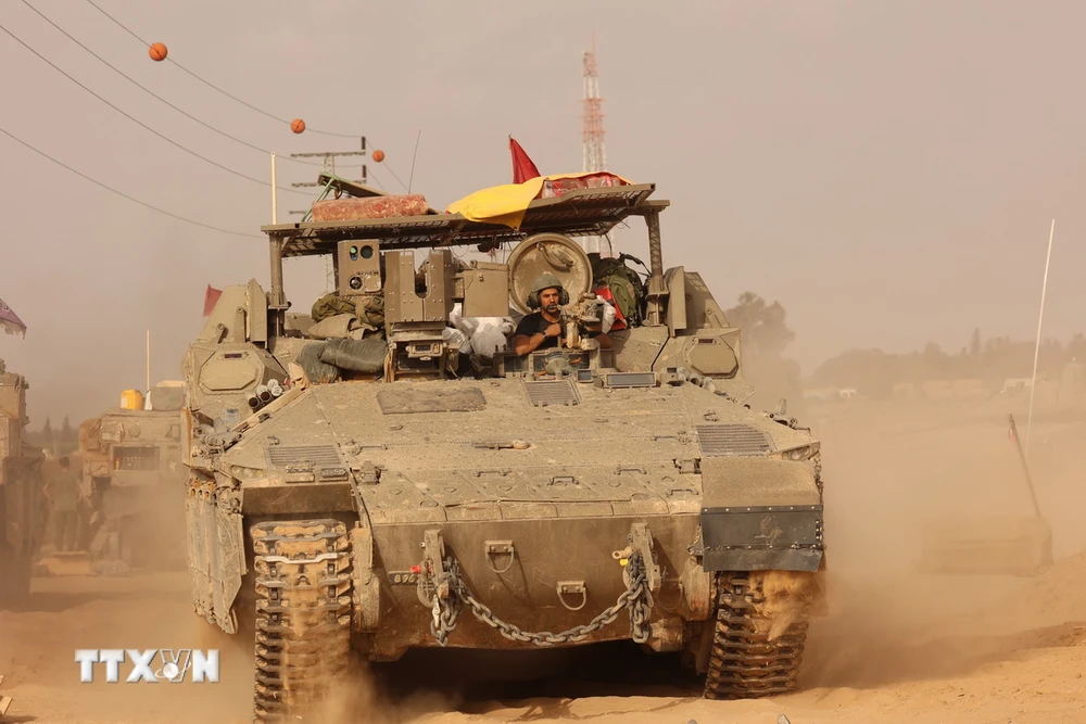 Xe quân sự Israel được triển khai gần khu vực biên giới với Dải Gaza, miền Nam Israel ngày 27/5. (Ảnh: THX/TTXVN)