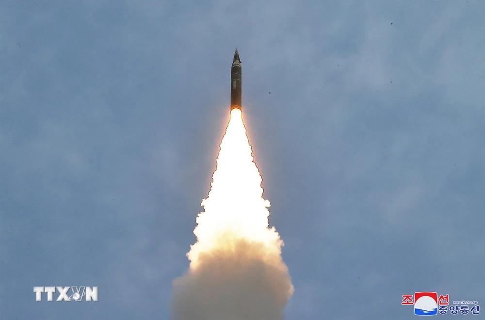 Một vụ phóng tên lửa đạn đạo của Triều Tiên ngày 2/4/2024. (Ảnh: AFP/TTXVN)