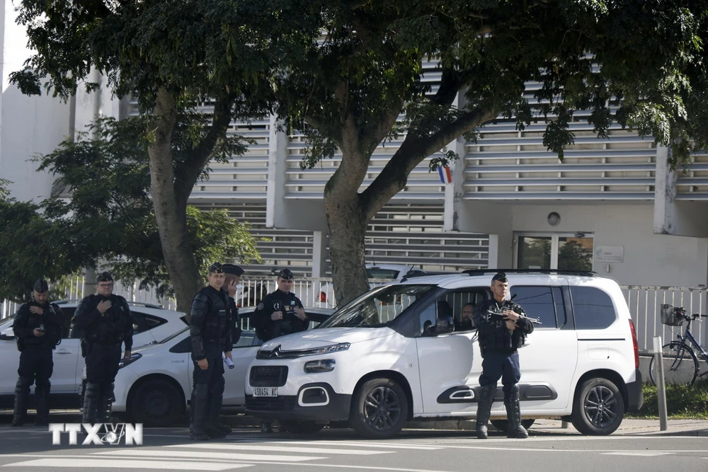 Lực lượng an ninh gác tại Noumea, vùng lãnh thổ New Caledonia, Pháp, ngày 23/5. (Ảnh: AFP/TTXVN)