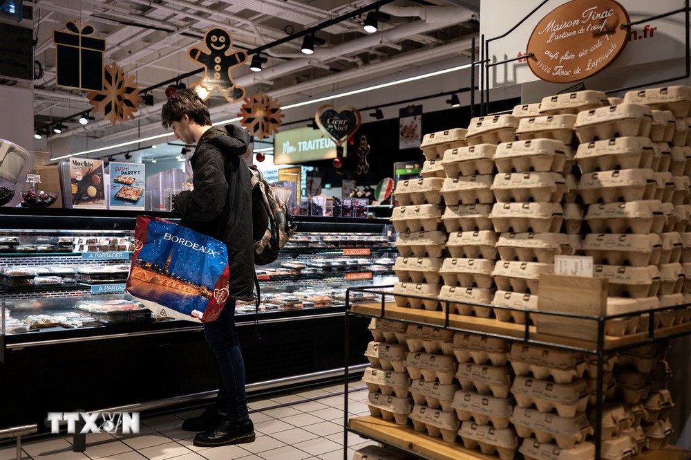 Người dân mua thực phẩm tại siêu thị ở Bordeaux, Pháp. (Ảnh: AFP/ TTXVN)