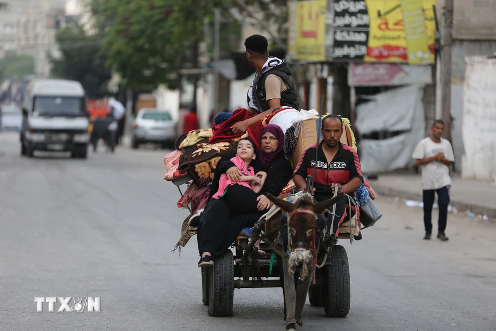 Người dân Palestine rời bỏ nhà cửa tránh xung đột tại Rafah, Dải Gaza. (Ảnh: THX/TTXVN)