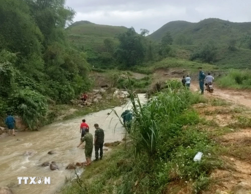 Các lực lượng tìm kiếm nạn nhân còn lại dọc theo khu vực suối xã Nậm Chày, huyện Văn Bàn (Lào Cai). (Ảnh: TTXVN phát)