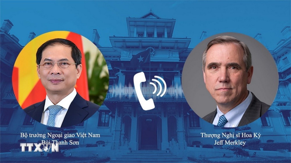 Bộ trưởng Bộ Ngoại giao Bùi Thanh Sơn điện đàm với Thượng Nghị sỹ Jeff Merkley, Chủ tịch Tiểu ban Nội vụ, Môi trường và các cơ quan liên quan thuộc Ủy ban Chuẩn chi Thượng viện Hoa Kỳ. (Ảnh: TTXVN phát)