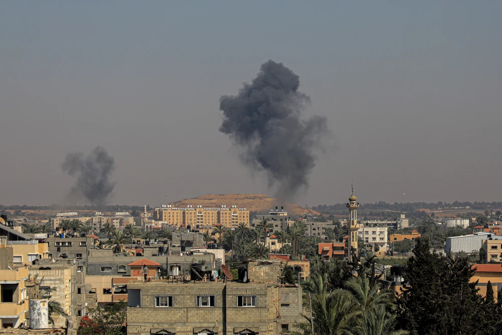 Khói bốc lên sau một cuộc không kích của Israel xuống khu vực Al-Bureij và Al-Maghazi, Dải Gaza, ngày 5/6. (Ảnh: THX/TTXVN)