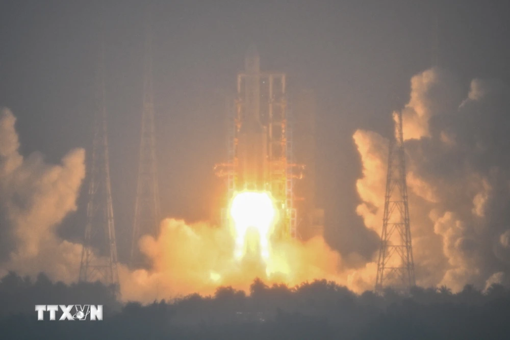 Tên lửa đẩy Trường Chinh-5 mang theo tàu vũ trụ Thường Nga-6 rời bệ phóng tại bãi phóng Văn Xương, tỉnh Hải Nam, Trung Quốc ngày 3/5/2024. (Ảnh: AFP/TTXVN)