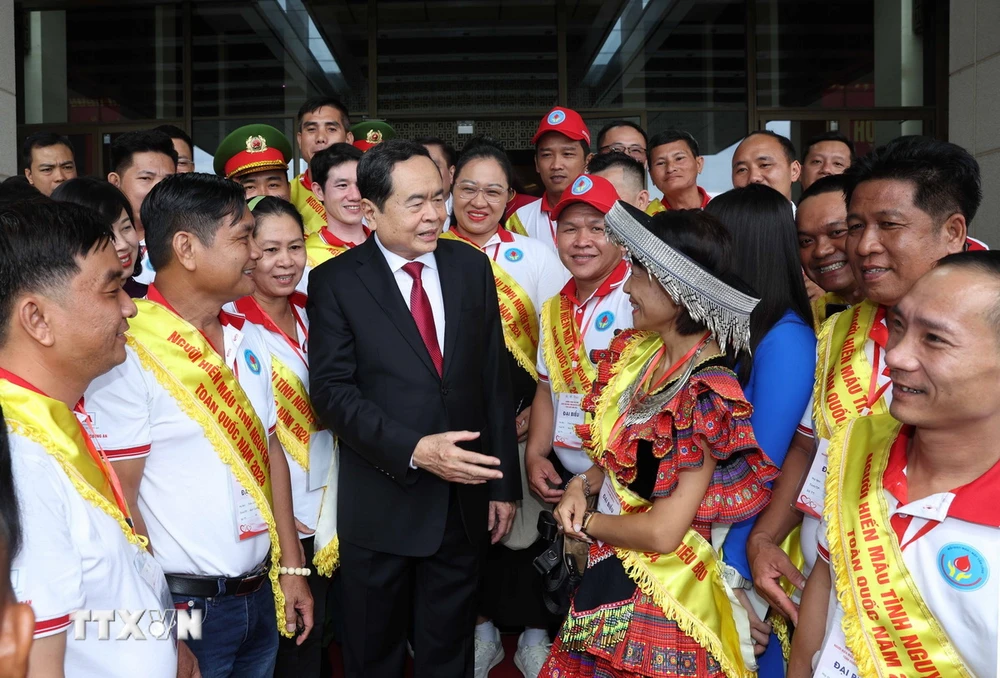 Chủ tịch Quốc hội Trần Thanh Mẫn với đại biểu người hiến máu tình nguyện tiêu biểu toàn quốc năm 2024. (Ảnh: Thống Nhất/TTXVN)