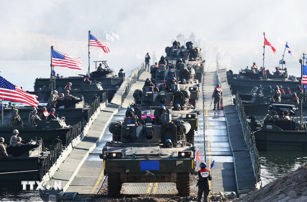 Binh sỹ Mỹ-Hàn Quốc tham gia cuộc tập trận vượt sông tại Yeoju, cách Seoul (Hàn Quốc) khoảng 60km về phía Đông Nam. (Ảnh: Yonhap/TTXVN)