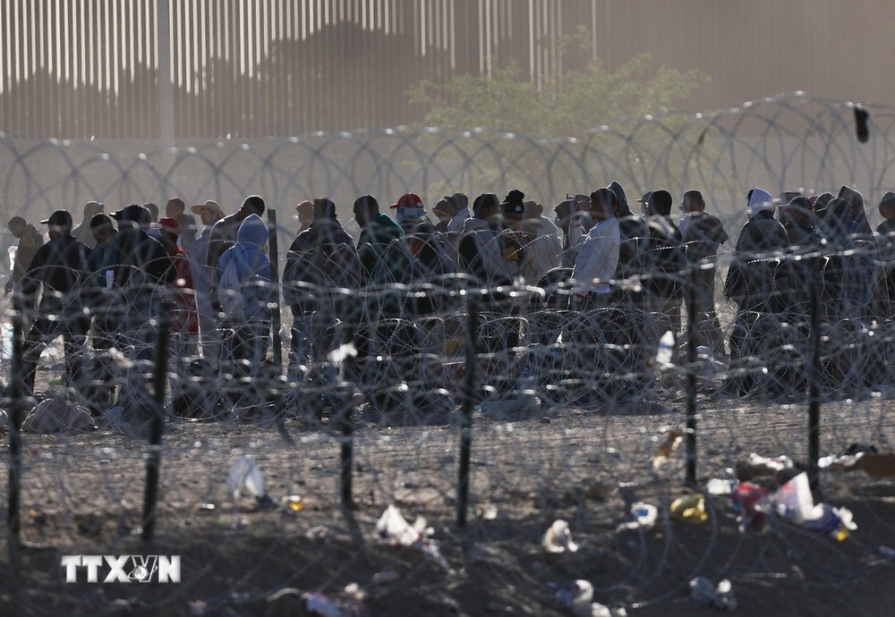 Người di cư từ Ciudad Juarez, Mexico chờ được vào bang Texas, Mỹ. (Ảnh: AFP/TTXVN)