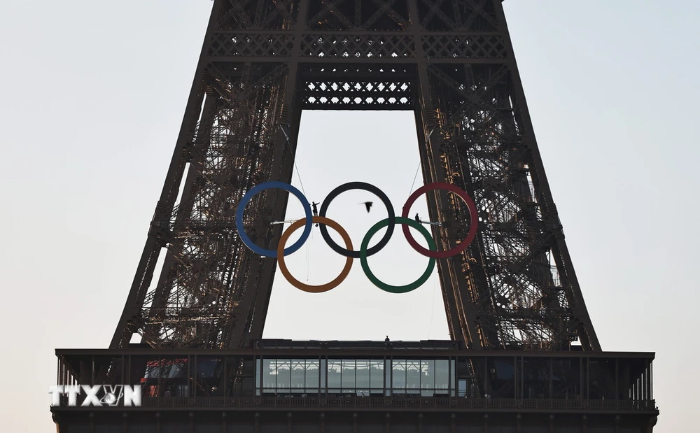 Biểu tượng Olympic được dựng trên tháp Eiffel ở thủ đô Paris, Pháp. (Ảnh: THX/TTXVN)