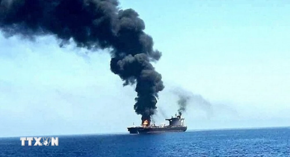 Một con tàu bị tấn công ngoài khơi Hodeidah, Yemen. (Ảnh: IRNA/TTXVN)